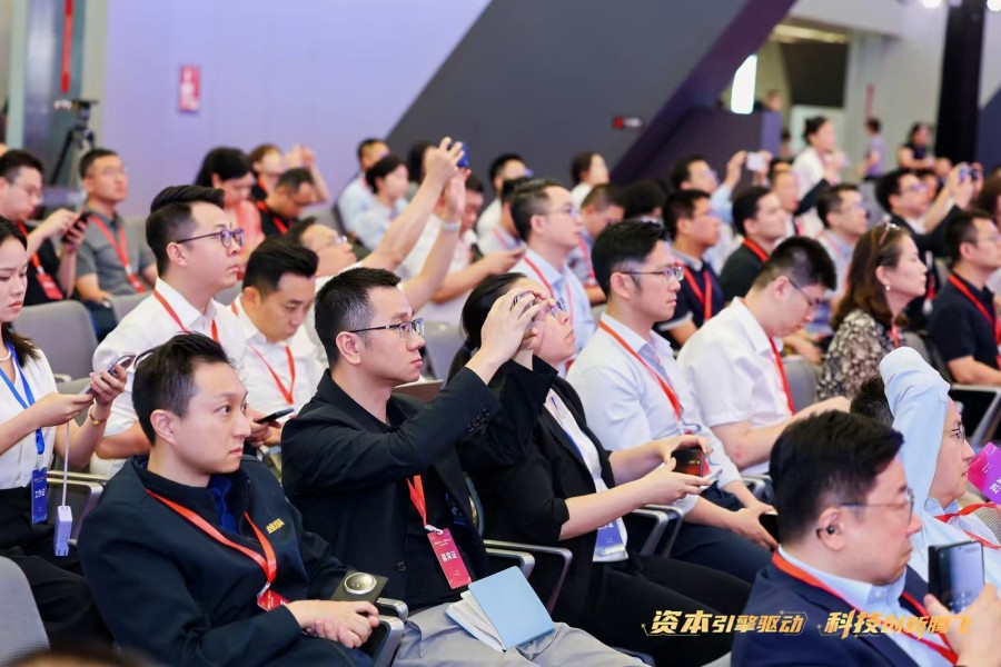 图说:活动现场,科技创新企业代表认真聆听分享
