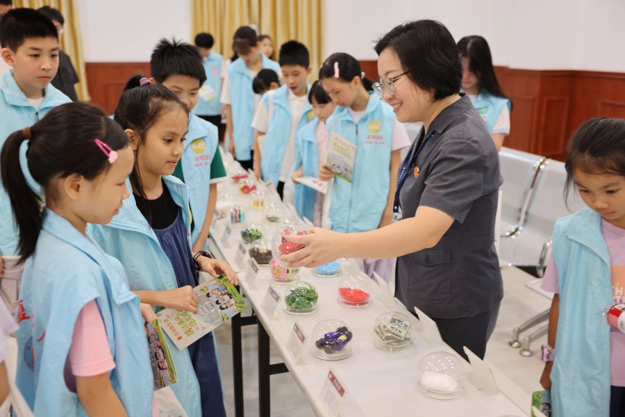 法官向同学们展示仿真毒品模型,并讲解毒品的常见类型和危害