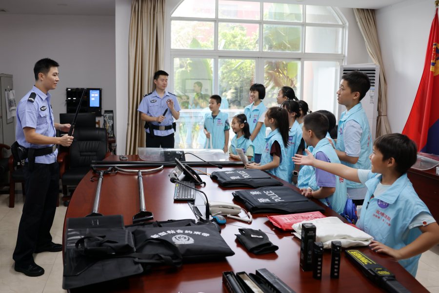 法警向同学们展示警械和讲解用途