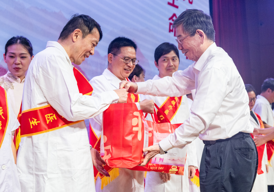 为优秀医务工作者代表赠送医师节慰问礼包。8月18号上午,广东省总工会在中山大学附属第一医院举办2026年广东工会医师节现场慰问暨专项疗休养集中发车活动。图/广州日报新花城记者:廖雪明