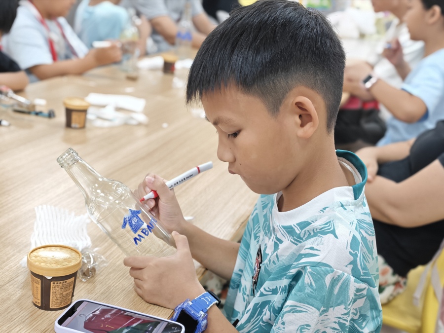 【图】孩子们利用回收的酱油瓶制作小夜灯
