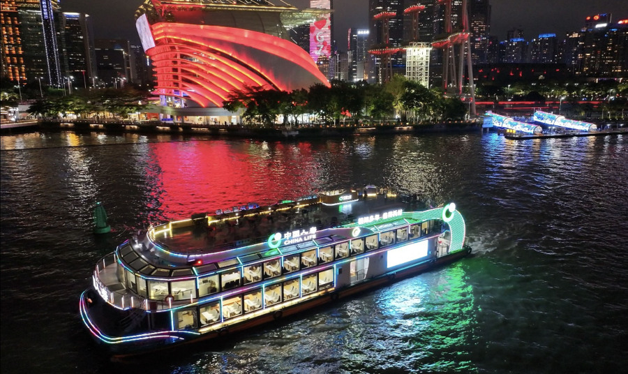 流光溢彩夜羊城:广州暑期夜经济热力全开暑假期间,广州夜经济持续升温。入夜后的天河路商圈与珠江新城灯火璀璨,人流如织。花城广场、广州塔周边,市民与游客漫步赏景、驻足拍照,在流光溢彩中感受羊城活力。体育西、天河路一带的商场与食肆热闹非凡。茶餐厅里,漏奶华、葱油鸡扒饭等美食飘香,食客满座;苹果旗舰店等购物场所内,消费者络绎不绝。商场中,还有市民带着宠物休闲小憩,一派轻松惬意。文化夜生活同样精彩。博物馆、美术馆延长开放时间,经典油画展与沉浸式光影艺术展吸引众多观众夜游观展。珠江上,游船穿梭往来,游客们登船赏景,两岸的广州大剧院、东西塔等地标倒映江面,美不胜收。这个暑假期,市民与国内外游客在这灯光闪烁的广州之夜中,尽情享受悠闲时光,感受着这座国际大都市的独特魅力与现代活力。文/广州日报新花城记者:高鹤涛图/广州日报新花城记者:高鹤涛视频/广州日报新花城记者:高鹤涛广州日报新花城编辑: