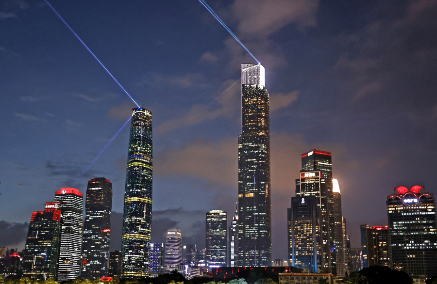 流光溢彩夜羊城:广州暑期夜经济热力全开暑假期间,广州夜经济持续升温。入夜后的天河路商圈与珠江新城灯火璀璨,人流如织。花城广场、广州塔周边,市民与游客漫步赏景、驻足拍照,在流光溢彩中感受羊城活力。体育西、天河路一带的商场与食肆热闹非凡。茶餐厅里,漏奶华、葱油鸡扒饭等美食飘香,食客满座;苹果旗舰店等购物场所内,消费者络绎不绝。商场中,还有市民带着宠物休闲小憩,一派轻松惬意。文化夜生活同样精彩。博物馆、美术馆延长开放时间,经典油画展与沉浸式光影艺术展吸引众多观众夜游观展。珠江上,游船穿梭往来,游客们登船赏景,两岸的广州大剧院、东西塔等地标倒映江面,美不胜收。这个暑假期,市民与国内外游客在这灯光闪烁的广州之夜中,尽情享受悠闲时光,感受着这座国际大都市的独特魅力与现代活力。文/广州日报新花城记者:高鹤涛图/广州日报新花城记者:高鹤涛视频/广州日报新花城记者:高鹤涛广州日报新花城编辑:
