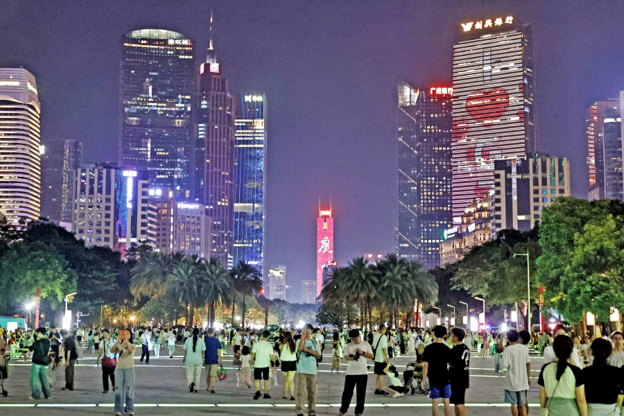 流光溢彩夜羊城:广州暑期夜经济热力全开暑假期间,广州夜经济持续升温。入夜后的天河路商圈与珠江新城灯火璀璨,人流如织。花城广场、广州塔周边,市民与游客漫步赏景、驻足拍照,在流光溢彩中感受羊城活力。体育西、天河路一带的商场与食肆热闹非凡。茶餐厅里,漏奶华、葱油鸡扒饭等美食飘香,食客满座;苹果旗舰店等购物场所内,消费者络绎不绝。商场中,还有市民带着宠物休闲小憩,一派轻松惬意。文化夜生活同样精彩。博物馆、美术馆延长开放时间,经典油画展与沉浸式光影艺术展吸引众多观众夜游观展。珠江上,游船穿梭往来,游客们登船赏景,两岸的广州大剧院、东西塔等地标倒映江面,美不胜收。这个暑假期,市民与国内外游客在这灯光闪烁的广州之夜中,尽情享受悠闲时光,感受着这座国际大都市的独特魅力与现代活力。文/广州日报新花城记者:高鹤涛图/广州日报新花城记者:高鹤涛视频/广州日报新花城记者:高鹤涛广州日报新花城编辑: