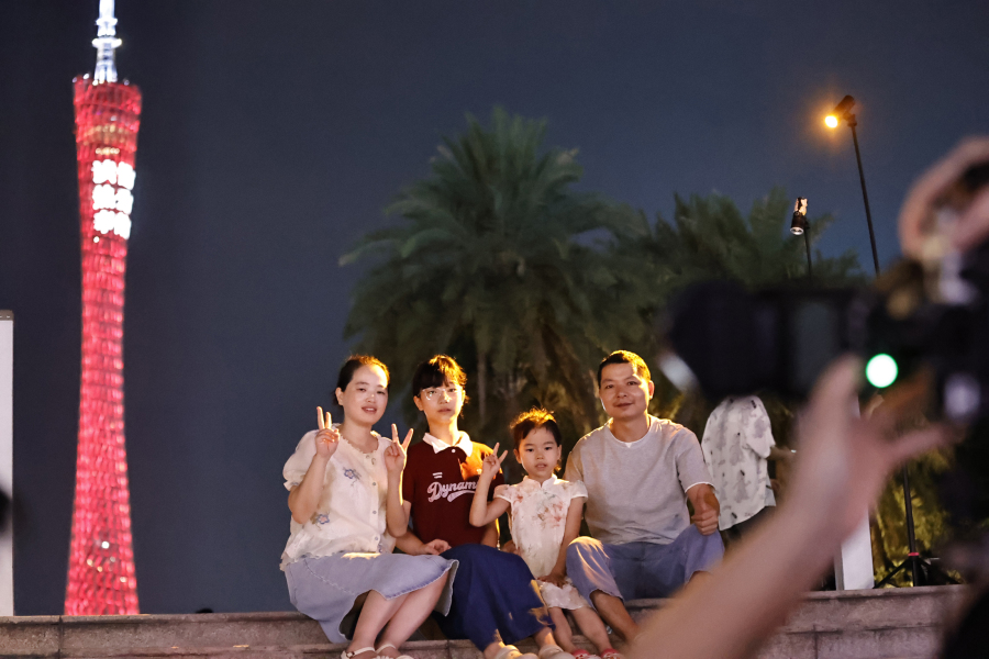 流光溢彩夜羊城:广州暑期夜经济热力全开暑假期间,广州夜经济持续升温。入夜后的天河路商圈与珠江新城灯火璀璨,人流如织。花城广场、广州塔周边,市民与游客漫步赏景、驻足拍照,在流光溢彩中感受羊城活力。体育西、天河路一带的商场与食肆热闹非凡。茶餐厅里,漏奶华、葱油鸡扒饭等美食飘香,食客满座;苹果旗舰店等购物场所内,消费者络绎不绝。商场中,还有市民带着宠物休闲小憩,一派轻松惬意。文化夜生活同样精彩。博物馆、美术馆延长开放时间,经典油画展与沉浸式光影艺术展吸引众多观众夜游观展。珠江上,游船穿梭往来,游客们登船赏景,两岸的广州大剧院、东西塔等地标倒映江面,美不胜收。这个暑假期,市民与国内外游客在这灯光闪烁的广州之夜中,尽情享受悠闲时光,感受着这座国际大都市的独特魅力与现代活力。文/广州日报新花城记者:高鹤涛图/广州日报新花城记者:高鹤涛视频/广州日报新花城记者:高鹤涛广州日报新花城编辑: