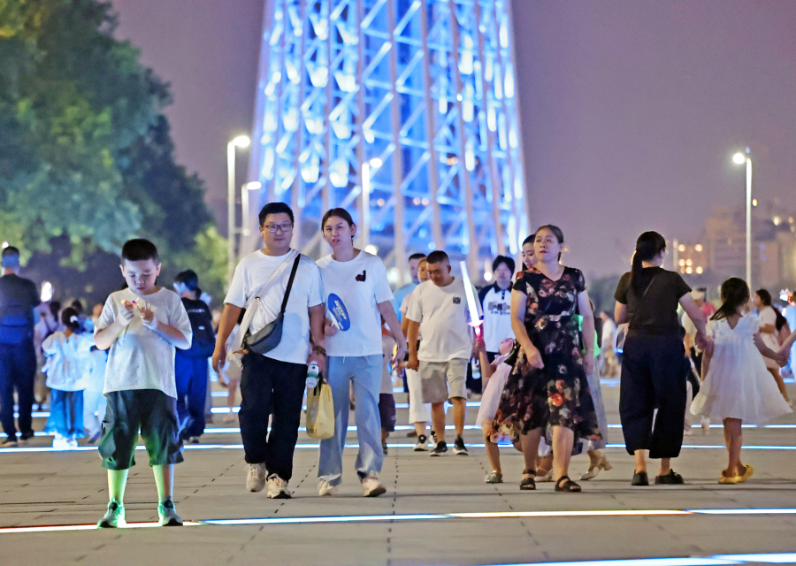 流光溢彩夜羊城:广州暑期夜经济热力全开暑假期间,广州夜经济持续升温。入夜后的天河路商圈与珠江新城灯火璀璨,人流如织。花城广场、广州塔周边,市民与游客漫步赏景、驻足拍照,在流光溢彩中感受羊城活力。体育西、天河路一带的商场与食肆热闹非凡。茶餐厅里,漏奶华、葱油鸡扒饭等美食飘香,食客满座;苹果旗舰店等购物场所内,消费者络绎不绝。商场中,还有市民带着宠物休闲小憩,一派轻松惬意。文化夜生活同样精彩。博物馆、美术馆延长开放时间,经典油画展与沉浸式光影艺术展吸引众多观众夜游观展。珠江上,游船穿梭往来,游客们登船赏景,两岸的广州大剧院、东西塔等地标倒映江面,美不胜收。这个暑假期,市民与国内外游客在这灯光闪烁的广州之夜中,尽情享受悠闲时光,感受着这座国际大都市的独特魅力与现代活力。文/广州日报新花城记者:高鹤涛图/广州日报新花城记者:高鹤涛视频/广州日报新花城记者:高鹤涛广州日报新花城编辑: