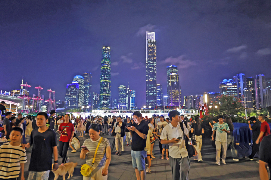 流光溢彩夜羊城:广州暑期夜经济热力全开暑假期间,广州夜经济持续升温。入夜后的天河路商圈与珠江新城灯火璀璨,人流如织。花城广场、广州塔周边,市民与游客漫步赏景、驻足拍照,在流光溢彩中感受羊城活力。体育西、天河路一带的商场与食肆热闹非凡。茶餐厅里,漏奶华、葱油鸡扒饭等美食飘香,食客满座;苹果旗舰店等购物场所内,消费者络绎不绝。商场中,还有市民带着宠物休闲小憩,一派轻松惬意。文化夜生活同样精彩。博物馆、美术馆延长开放时间,经典油画展与沉浸式光影艺术展吸引众多观众夜游观展。珠江上,游船穿梭往来,游客们登船赏景,两岸的广州大剧院、东西塔等地标倒映江面,美不胜收。这个暑假期,市民与国内外游客在这灯光闪烁的广州之夜中,尽情享受悠闲时光,感受着这座国际大都市的独特魅力与现代活力。文/广州日报新花城记者:高鹤涛图/广州日报新花城记者:高鹤涛视频/广州日报新花城记者:高鹤涛广州日报新花城编辑: