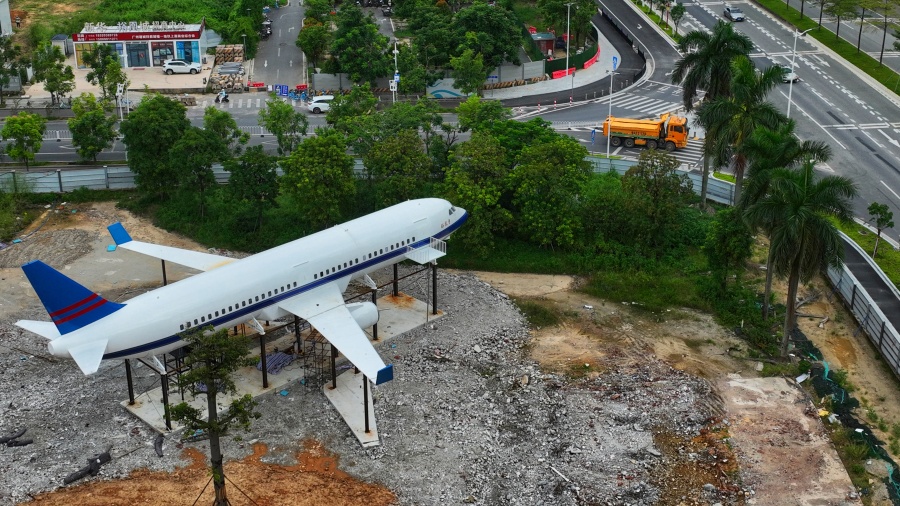 广州增城朱村街一家商业中心建设工地现场近日运来一架飞机,安放在门口广场,未来计划在商场营业后作为飞机餐厅使用,有望成为商场特色打卡点。