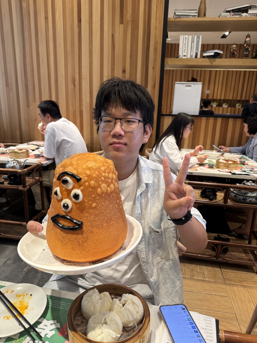 专程赶来打卡的河南在校大学生马同学 信息时报记者 叶佳茵摄jpg
