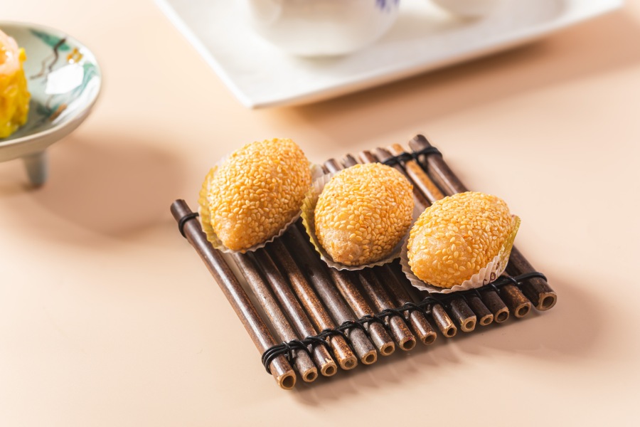 南航食品也携手中国大酒店升级机上餐饮服务,推出“一盅两件”广府特色早茶点心-玫瑰豆沙角.受访者供图jpg