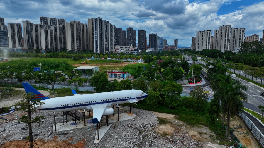 广州增城朱村街一家商业中心建设工地现场近日运来一架飞机,安放在门口广场,未来计划在商场营业后作为飞机餐厅使用,有望成为商场特色打卡点。