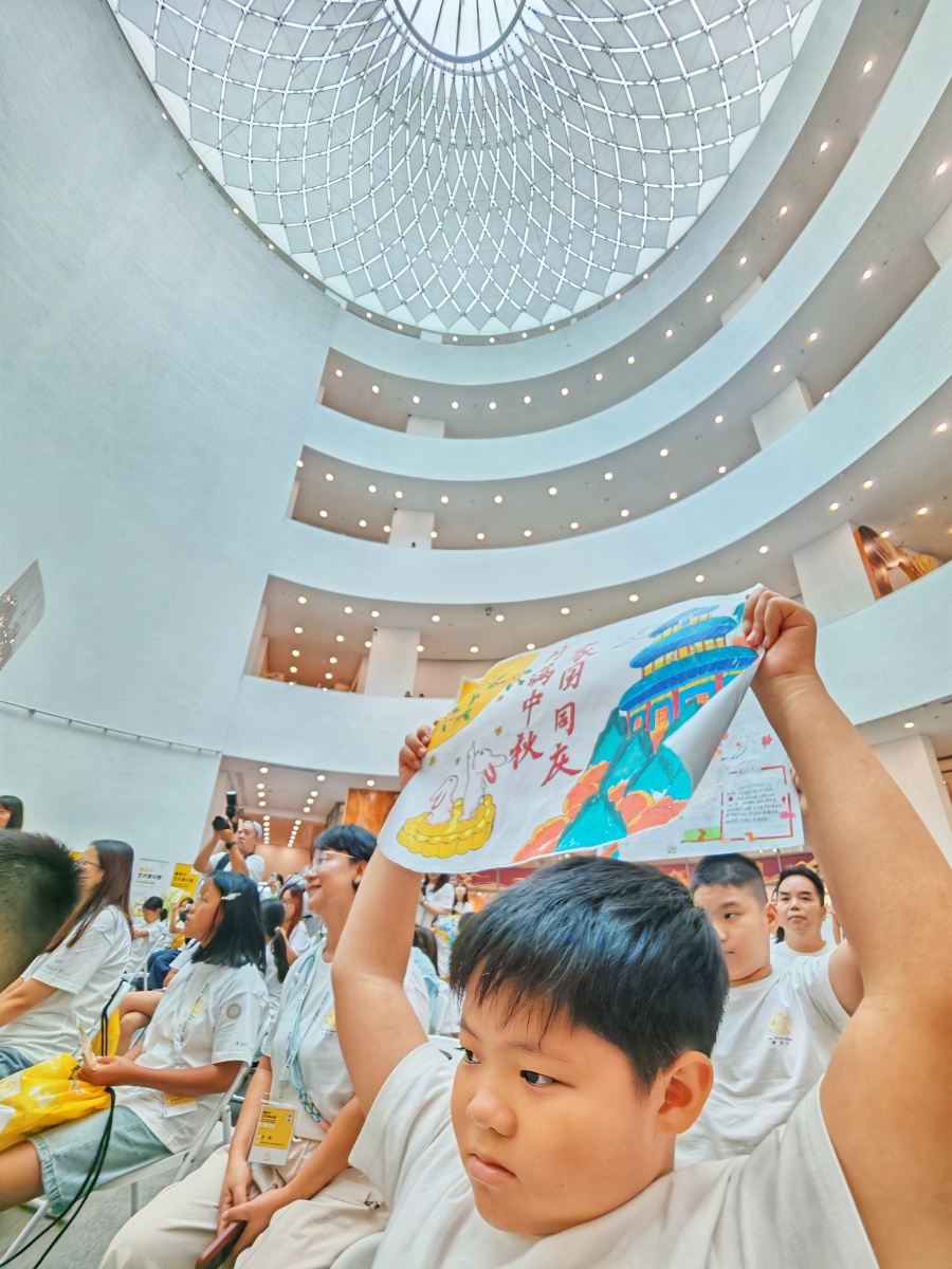 8月17日,中国红十字基金会玉米爱心基金2026年“黄房子——美学启蒙公益项目”艺术夏令营开营仪式在广州艺术博物院(广州美术馆)举行。来自全国17所“黄房子”项目学校的51位老师和同学们以及“黄房子”项目发起人李宇春等参加了活动。