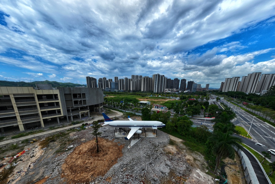 广州增城朱村街一家商业中心建设工地现场近日运来一架飞机,安放在门口广场,未来计划在商场营业后作为飞机餐厅使用,有望成为商场特色打卡点。