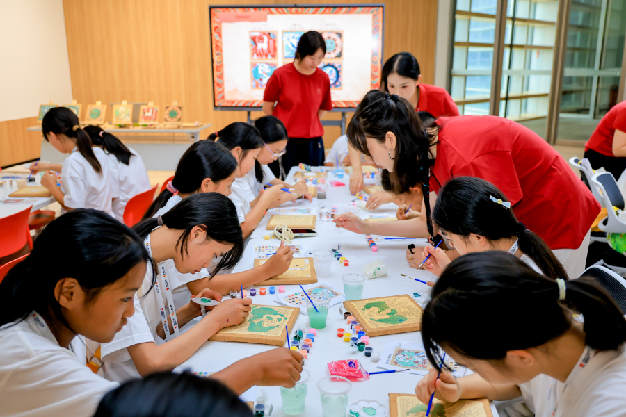 8月17日,中国红十字基金会玉米爱心基金2026年“黄房子——美学启蒙公益项目”艺术夏令营开营仪式在广州艺术博物院(广州美术馆)举行。来自全国17所“黄房子”项目学校的51位老师和同学们以及“黄房子”项目发起人李宇春等参加了活动。