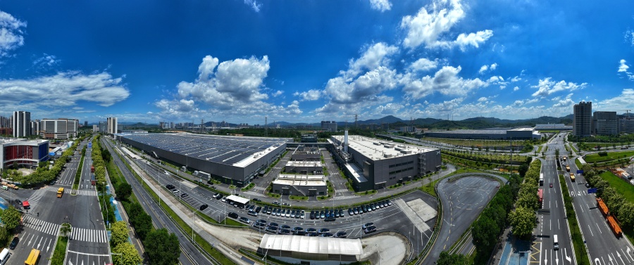 小鹏汽车与广州的关系非常紧密,广州不仅是小鹏汽车的全球总部所在地,更是其核心的研发与智造大本营。可以说,广州为小鹏提供了从政策、资金到产业链的全方位支持,而小鹏也深度融入了广州的产业发展战略。