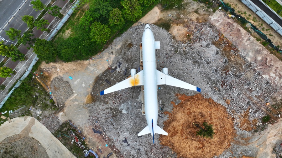 广州增城朱村街一家商业中心建设工地现场近日运来一架飞机,安放在门口广场,未来计划在商场营业后作为飞机餐厅使用,有望成为商场特色打卡点。