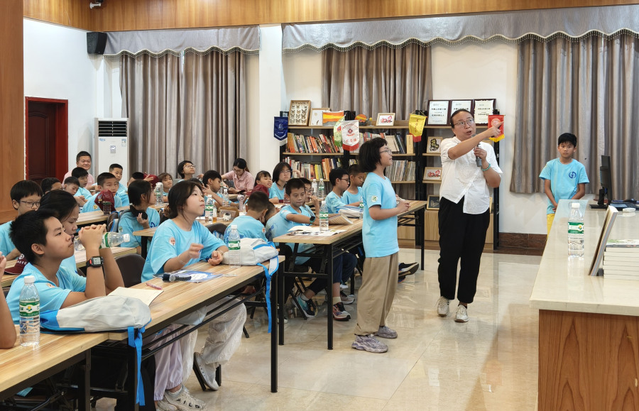 图:优秀书籍分享会上师生们互动
快报名!到“南国书香节”读自然教育优秀书籍,有机会获精美书籍哦!
“绿美广东 全民共读”。广州日报新花城记者今日从广东省林业局获悉,8月27日,南国书香节将开幕,广东省首批30本自然教育优秀书籍将首次集体走进南国书香节展示,专家将开展书籍分享活动。与会读者踊跃回答问题将有机会获得专家签名赠送的自然教育优秀书籍。
据介绍,“绿美广东 全民共读”分享会由广东省林业事务中心、广东经济出版社作为主办单位,将于8月27日15点30分至17点与读者见面,地点位于广州市海珠区琶洲街道的广交会12