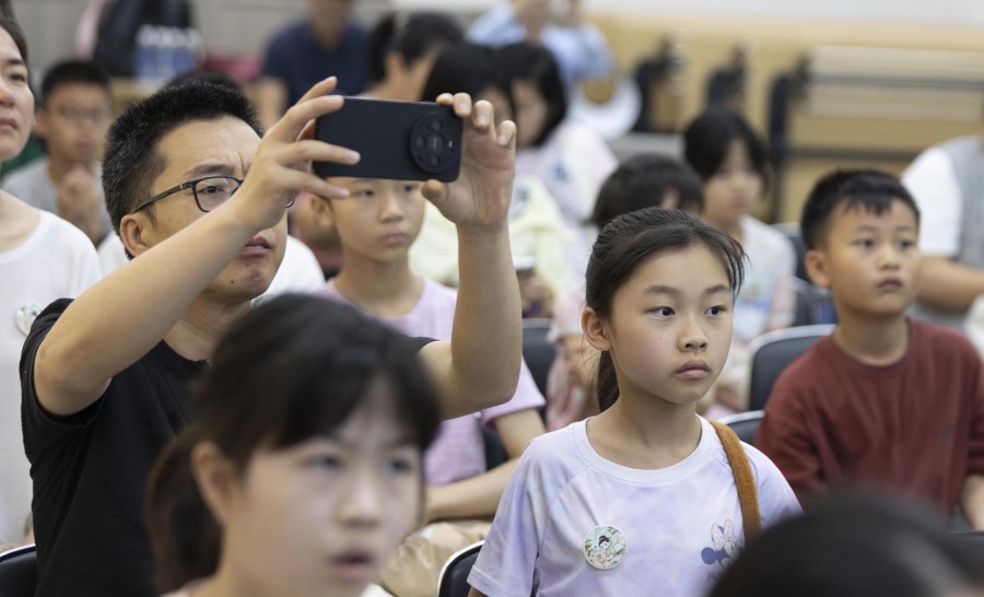 图:小朋友和家长们认真听讲
快报名!到“南国书香节”读自然教育优秀书籍,有机会获精美书籍哦!
“绿美广东 全民共读”。广州日报新花城记者今日从广东省林业局获悉,8月27日,南国书香节将开幕,广东省首批30本自然教育优秀书籍将首次集体走进南国书香节展示,专家将开展书籍分享活动。与会读者踊跃回答问题将有机会获得专家签名赠送的自然教育优秀书籍。
据介绍,“绿美广东 全民共读”分享会由广东省林业事务中心、广东经济出版社作为主办单位,将于8月27日15点30分至17点与读者见面,地点位于广州市海珠区琶洲街道的广交会12