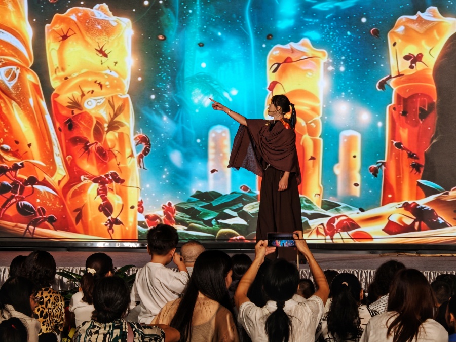 8月21日,广东省博物馆2026年暑期“粤博之夜”收官场“虫友嘉年华”在馆内二楼大堂举行。本次活动依托“虫友——寻访甲虫世界”展览精心打造,实现“博物馆+科研+艺术+公益”的跨界融合,融合自然科普、趣味互动、主题市集与文艺汇演,打造沉浸式昆虫主题夜游体验,也为整个粤博之夜系列活动画上圆满句号。