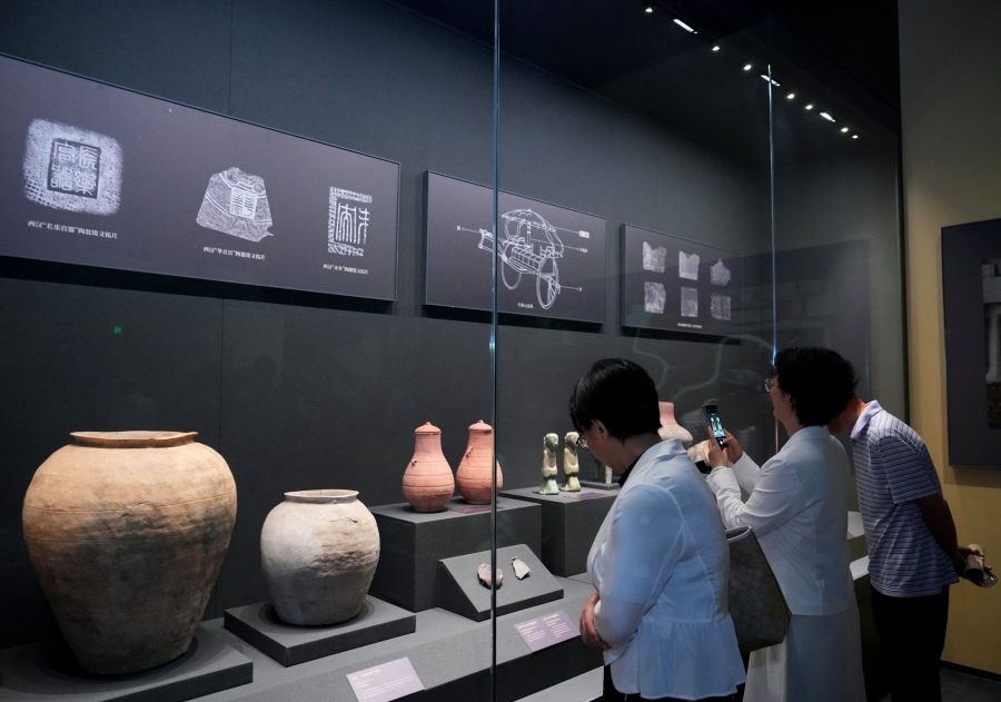 现场,不少市民前来观展。