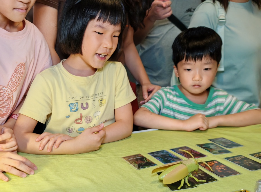 8月21日,广东省博物馆2026年暑期“粤博之夜”收官场“虫友嘉年华”在馆内二楼大堂举行。本次活动依托“虫友——寻访甲虫世界”展览精心打造,实现“博物馆+科研+艺术+公益”的跨界融合,融合自然科普、趣味互动、主题市集与文艺汇演,打造沉浸式昆虫主题夜游体验,也为整个粤博之夜系列活动画上圆满句号。