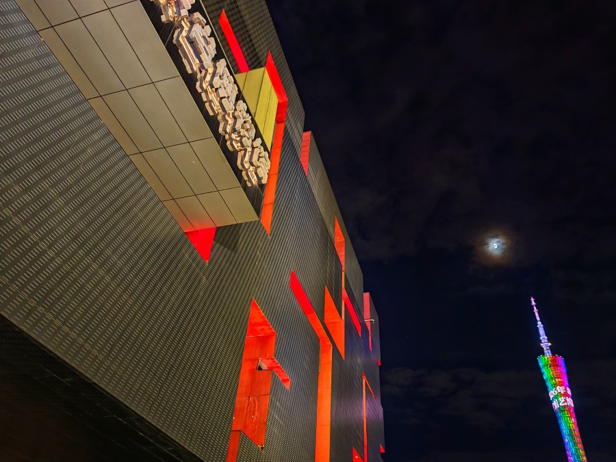 8月21日,广东省博物馆2026年暑期“粤博之夜”收官场“虫友嘉年华”在馆内二楼大堂举行。本次活动依托“虫友——寻访甲虫世界”展览精心打造,实现“博物馆+科研+艺术+公益”的跨界融合,融合自然科普、趣味互动、主题市集与文艺汇演,打造沉浸式昆虫主题夜游体验,也为整个粤博之夜系列活动画上圆满句号。