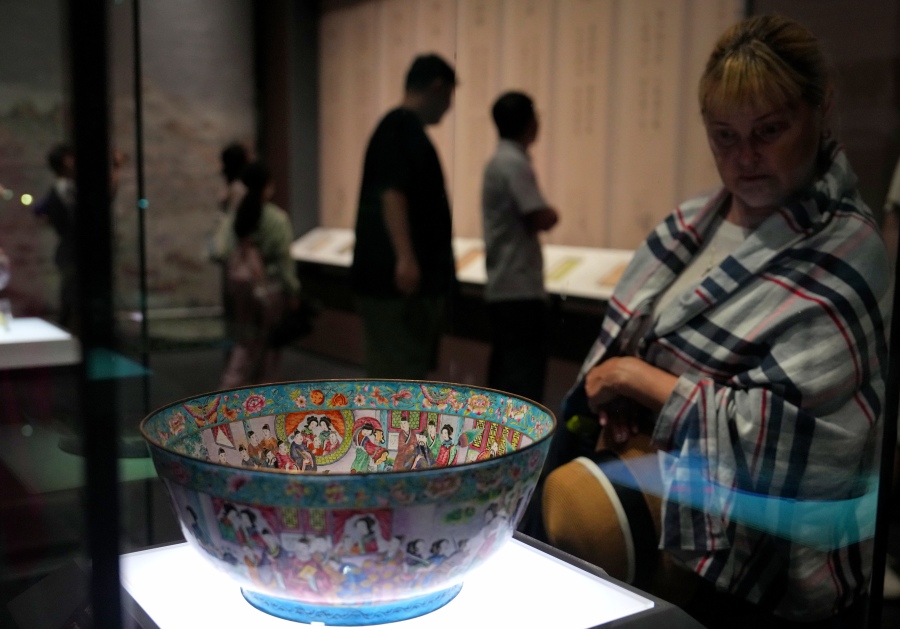 现场,不少市民前来观展。