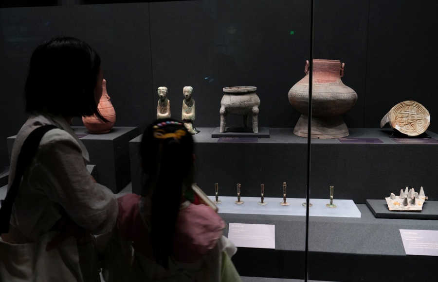 现场,不少市民前来观展。