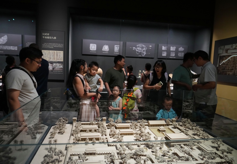 现场,不少市民前来观展。