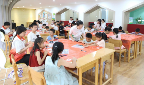 团队带领孩子们体验岭南非遗通草画绘制