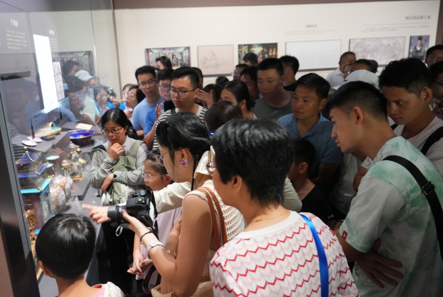 城脉千年引热潮,市民排长队观展。