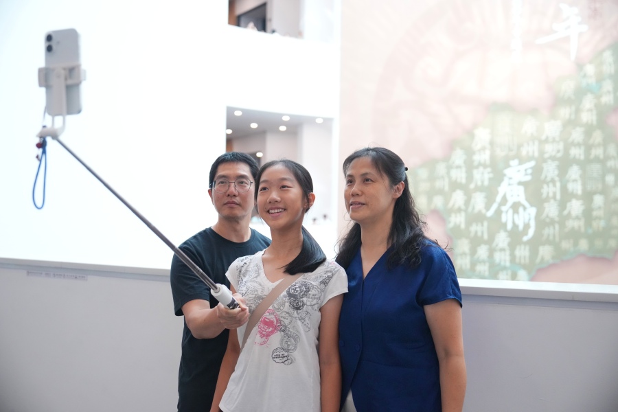 城脉千年引热潮,市民排长队观展。
