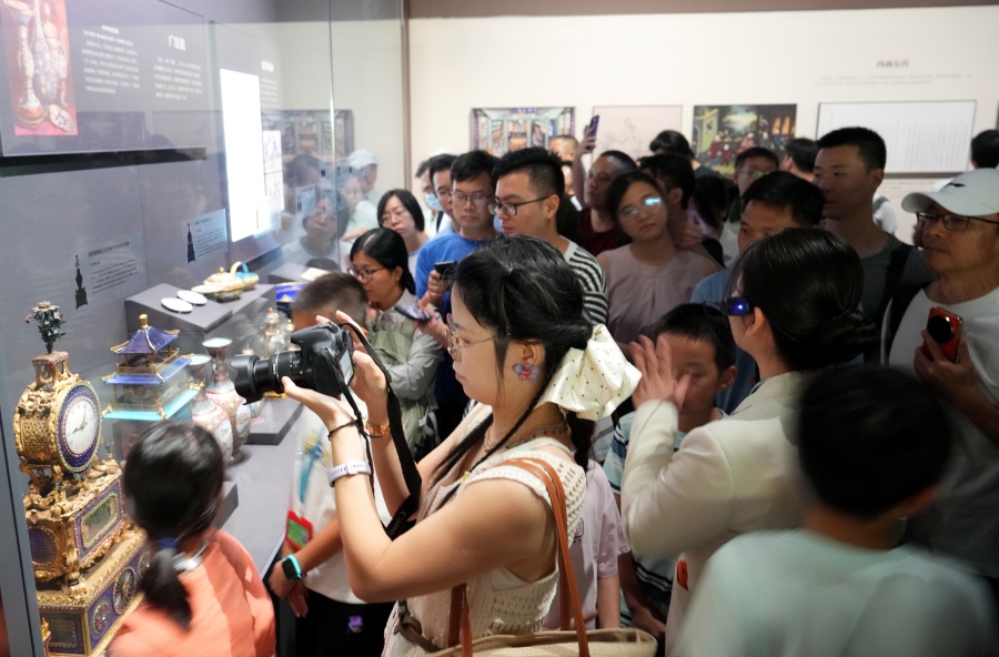 城脉千年引热潮,市民排长队观展。