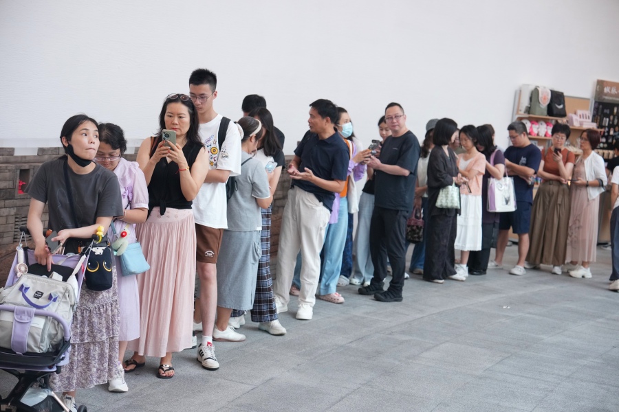 城脉千年引热潮,市民排长队观展。