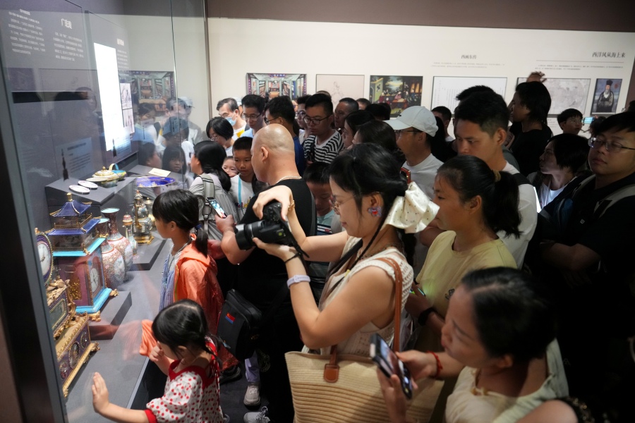城脉千年引热潮,市民排长队观展。