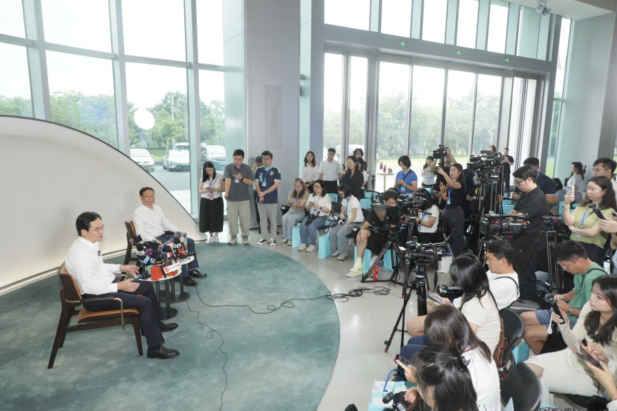 媒体团在广药集团采访广药集团副董事长、总经理陈杰辉。