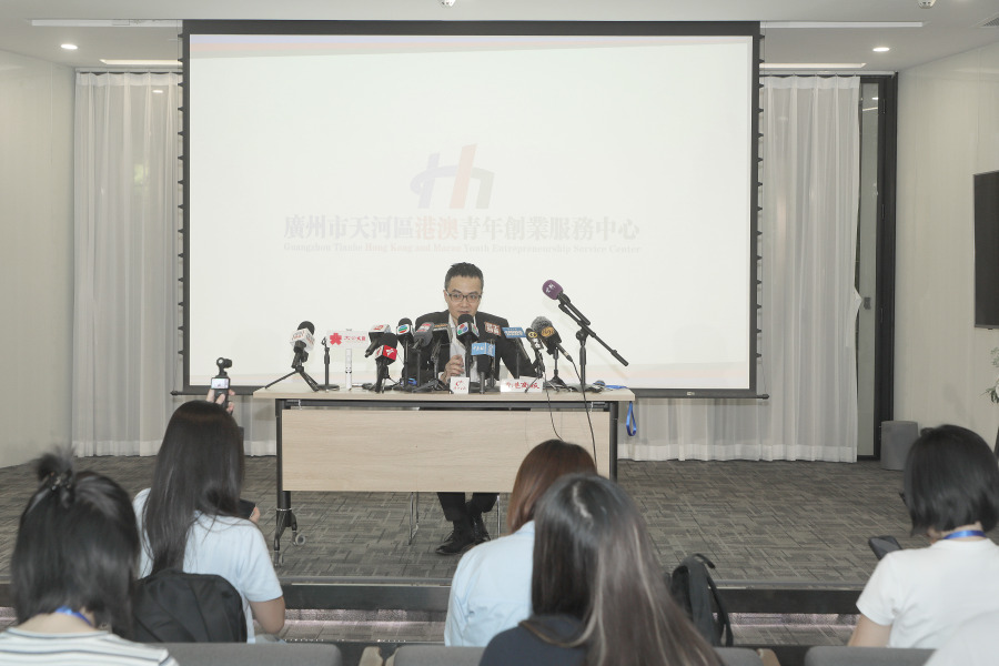 广州市天河区港澳青年创业服务中心秘书长黄远丰向媒体团介绍情况。