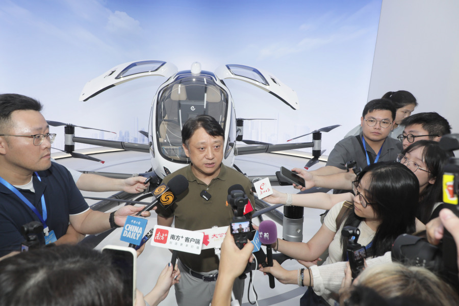 媒体团采访亿航智能副总裁薛鹏。