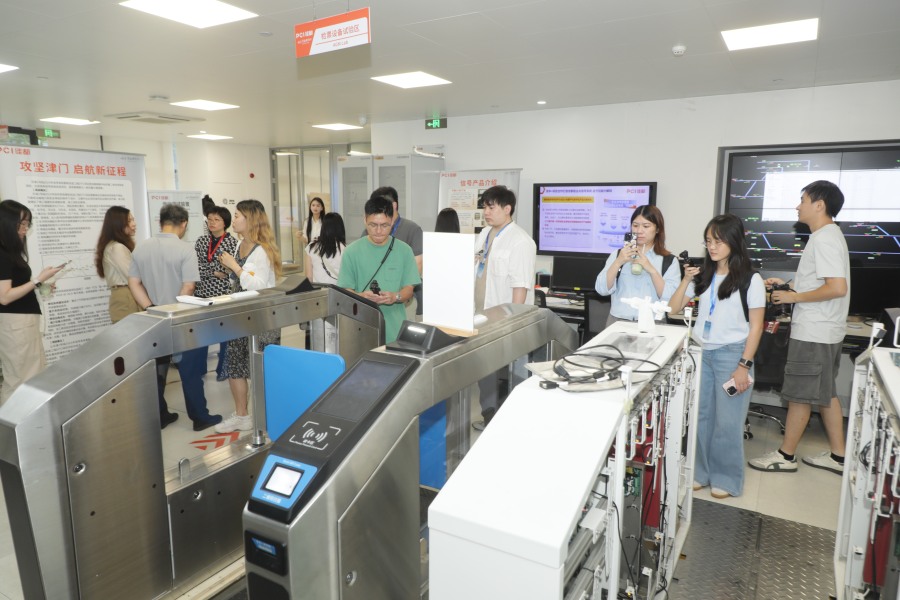 媒体团记者在佳都科技实验室采访。