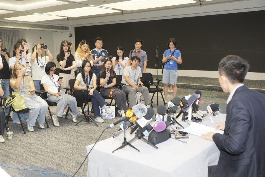 媒体团记者在佳都科技采访佳都科技中央研究院执行院长王玥邈博士。