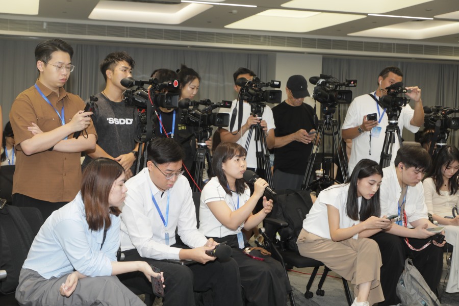 媒体团记者在佳都科技采访佳都科技中央研究院执行院长王玥邈博士。
