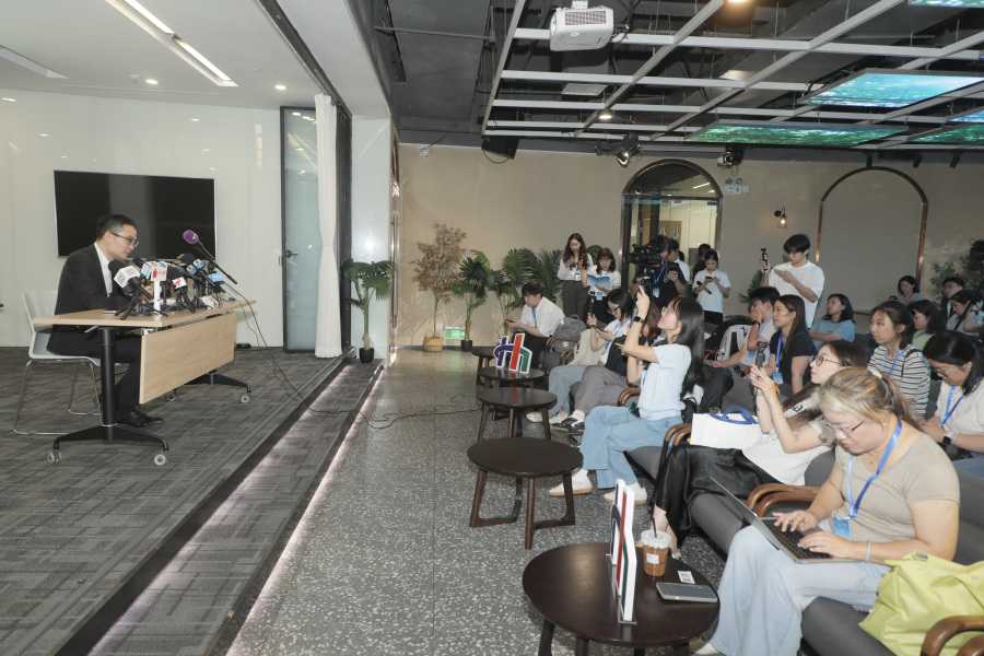 广州市天河区港澳青年创业服务中心秘书长黄远丰向媒体团介绍情况。