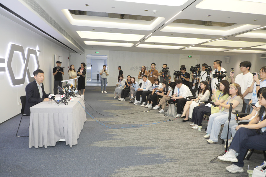 媒体团记者在佳都科技采访佳都科技中央研究院执行院长王玥邈博士。
