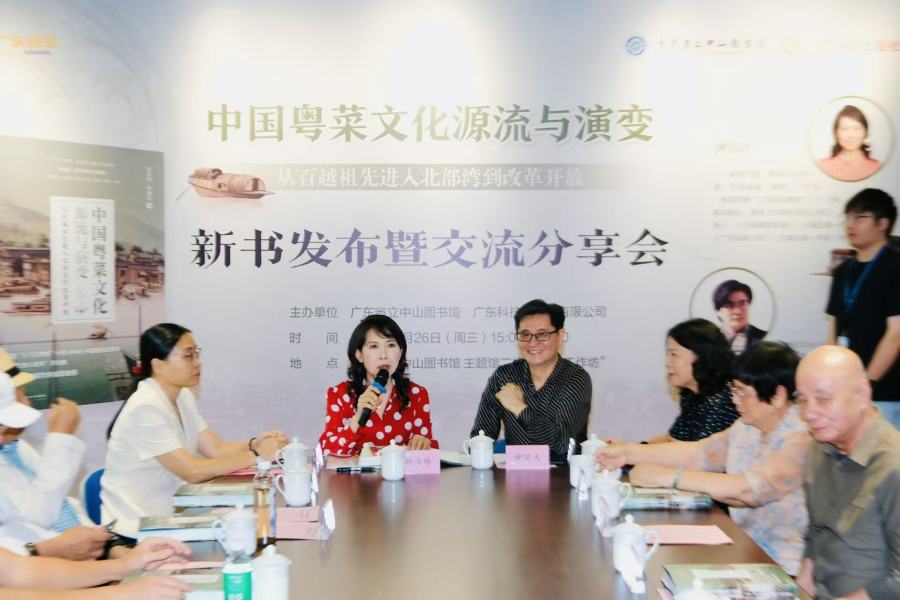 3.活动现场双作者照（钟洁玲、钟健夫）.jpg