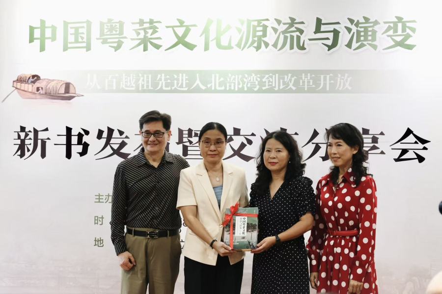 6.活动赠书仪式（广东科技出版社与广东省立中山图书馆）.jpg