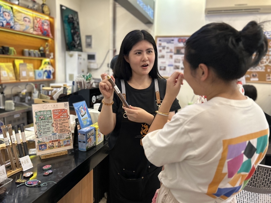 队员向顾客介绍店内产品
