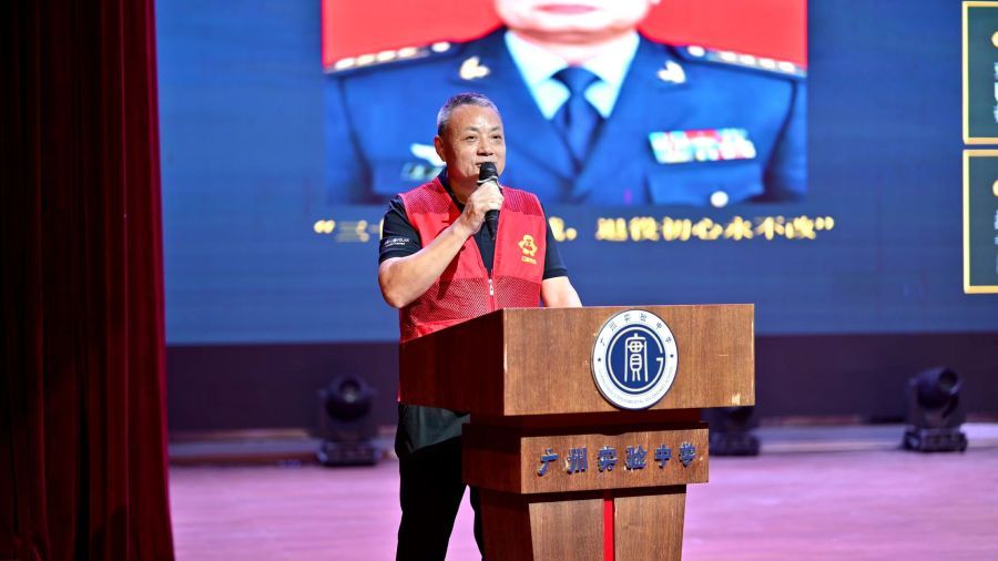 老兵窦传领分享军旅故事(记者 李绍雄 摄)
