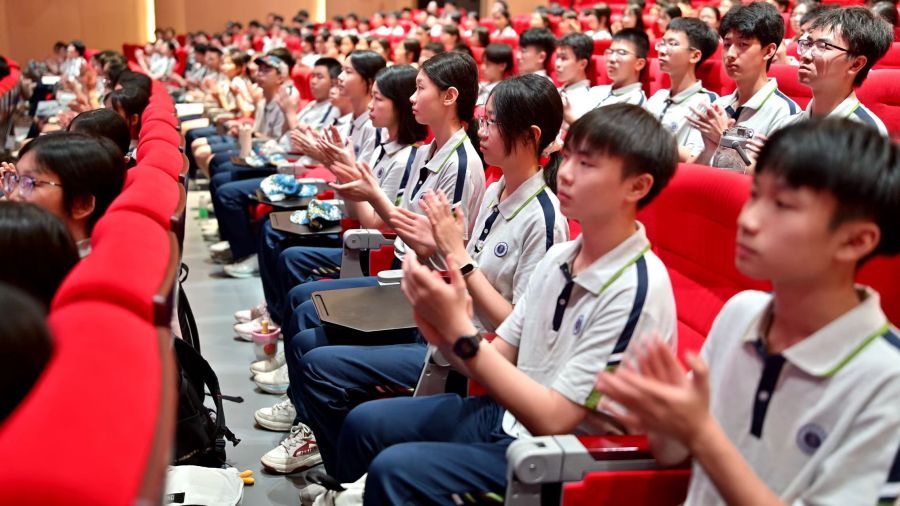 广州实验中学高一新生认真听讲(记者 李绍雄 摄)
