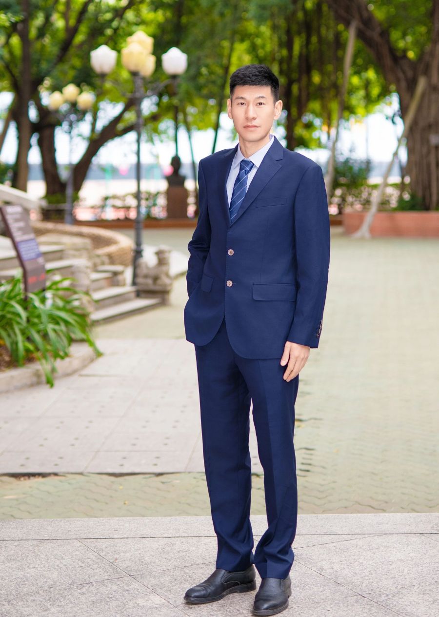 广州市海珠区劬劳中学校长王桂江