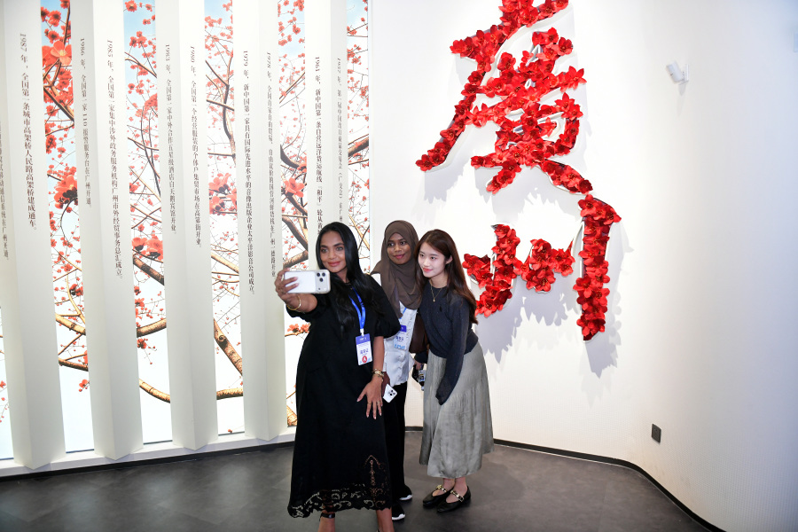 图为亚太的媒体代表参观“城脉千年——广州建城2240年得名1800年专题展”。